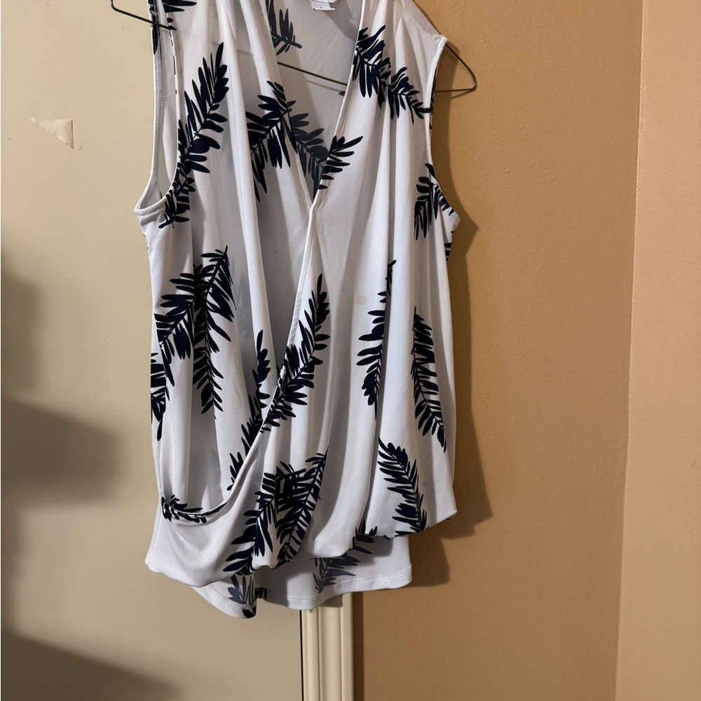 Liz Claiborne White and Black Leaf Pattern Tank Top